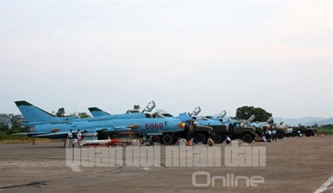 Bên cạnh những chiến đấu cơ hiện đại Su-30MK2 hay Su-27, quân chủng Phòng không - Không quân vẫn tiếp tục khai thác hiệu quả các loại máy bay đã được trang bị trước đó như Su-22. Ảnh: QĐND